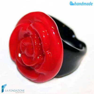 Anello fascia Rosa Rossa a base nera