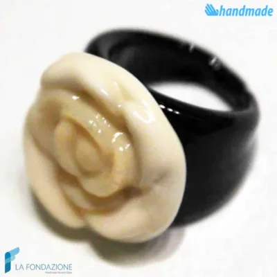 Anello a fascia Rosa Bianca e base nera