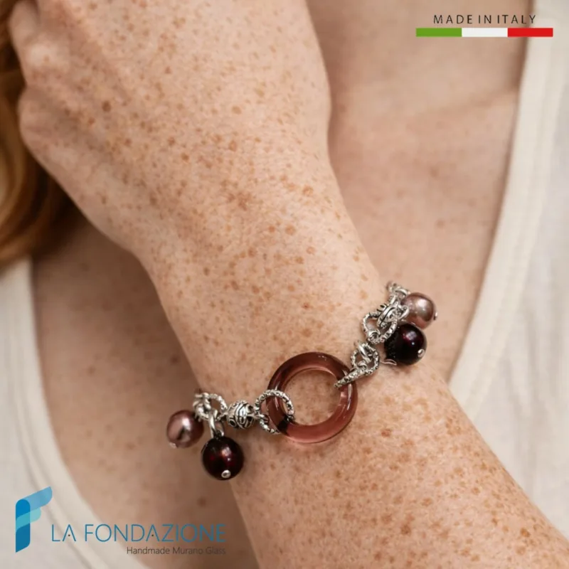 Bracciale Prugna Cerchi indossato, vetro di Murano